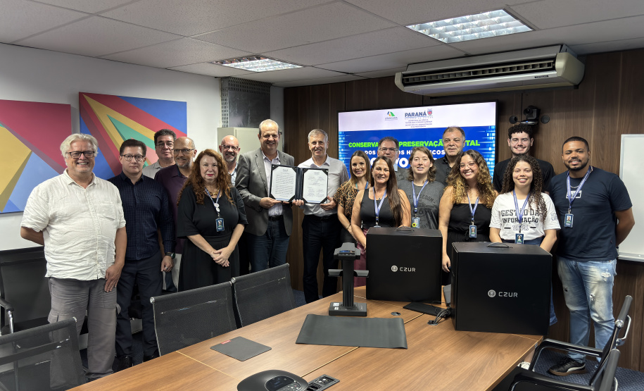 Estado anuncia projeto para digitalizar acervos do Arquivo Público do Paraná