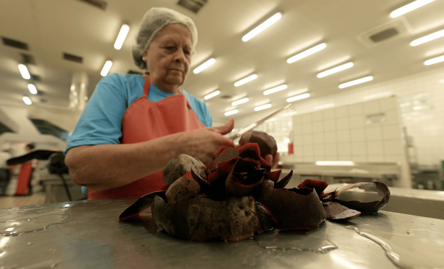 Pesquisa da UEM transforma cascas de beterraba em corante natural para balas de gelatina