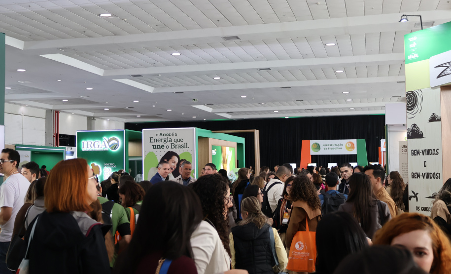 Paraná marca presença e apresenta exemplos em congresso nacional de nutrição