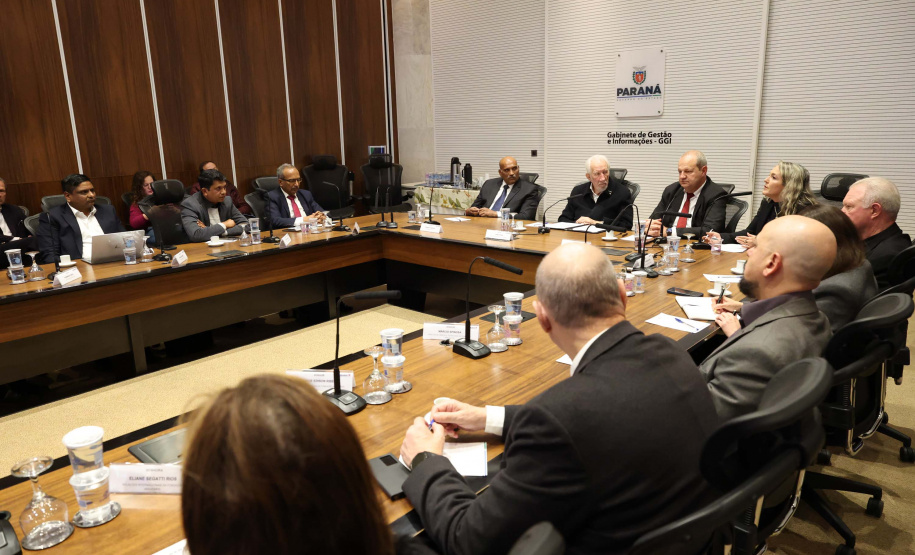 Vice-governador recebe comitiva da Índia para debater instalação de supercomputadores no Paraná