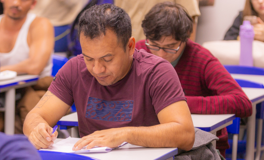 Migrantes de 14 nacionalidades aprendem português em projeto de extensão da UEPG
