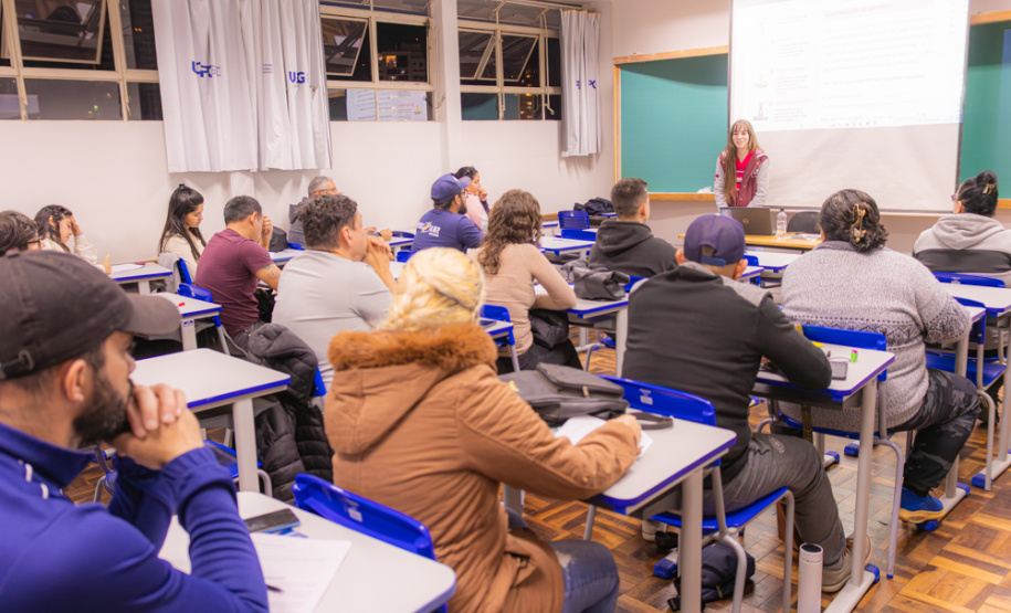 Migrantes de 14 nacionalidades aprendem português em projeto de extensão da UEPG
