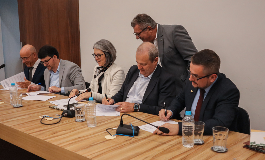 Paraná e instituto português assinam acordo para doutorado em tecnologia agroalimentar