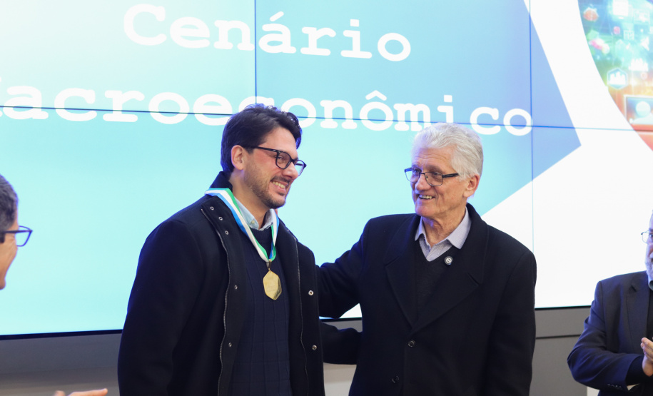 Fazenda entrega Medalha de Mérito Fazendário ao Departamento de Economia da UEPG
