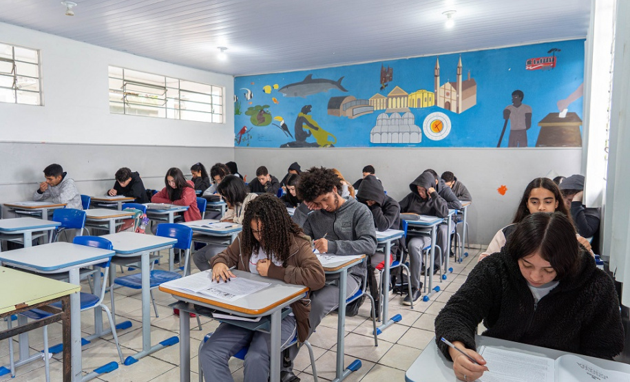 Prova Paraná Mais: 100 mil alunos da rede estadual de preparam para disputar vagas na UFPR