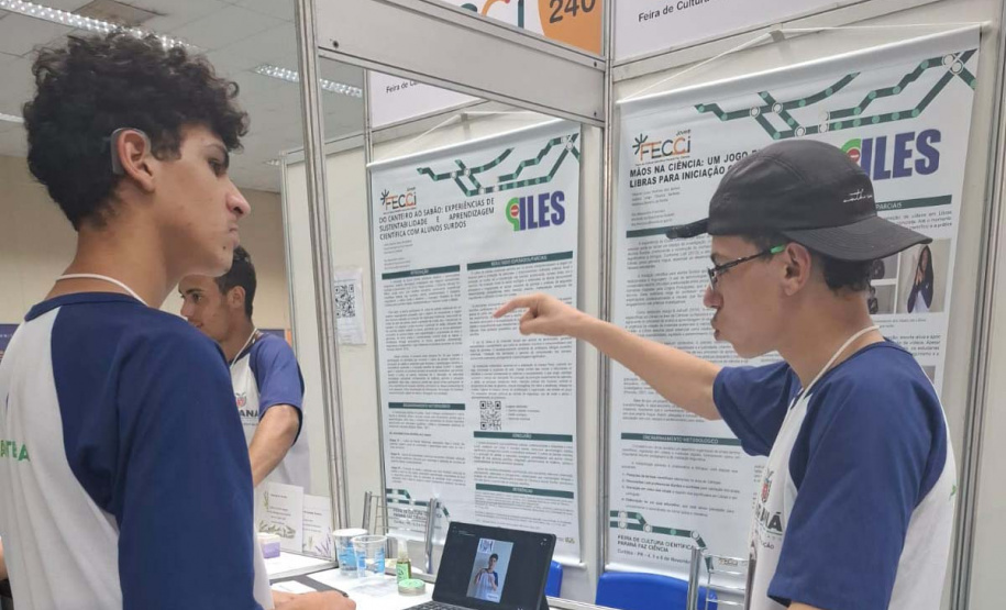 Protagonismo: alunos surdos de Londrina transformam óleo usado em pesquisa científica