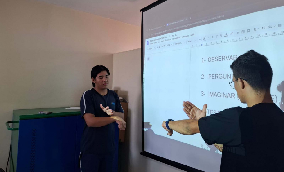 Protagonismo: alunos surdos de Londrina transformam óleo usado em pesquisa científica