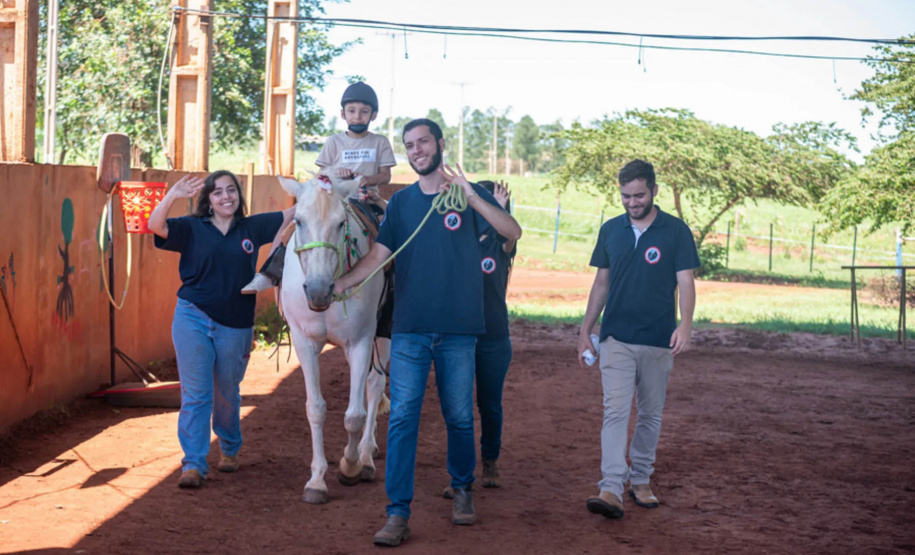 Uenp e Unioeste oferecem terapia com cavalos para crianças