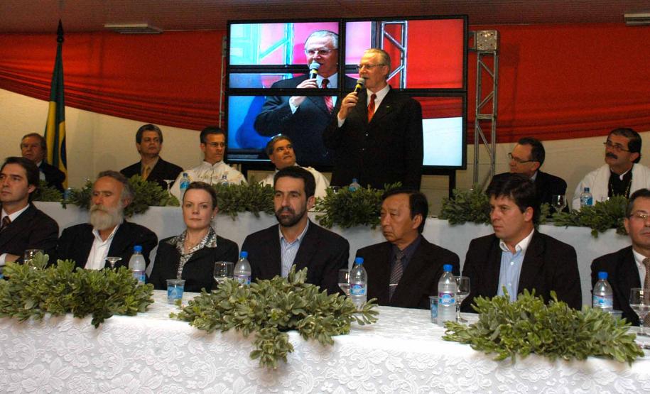 Maringá,13-10-2010- O governador Orlando Pessuti, na posse do novo reitor da UEM, Júlio Santiago Prates Filho e da vice-reitora, Neusa Altoé.