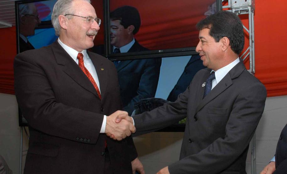 Maringá,13-10-2010- O governador Orlando Pessuti, na posse do novo reitor da UEM, Júlio Santiago Prates Filho e da vice-reitora, Neusa Altoé.