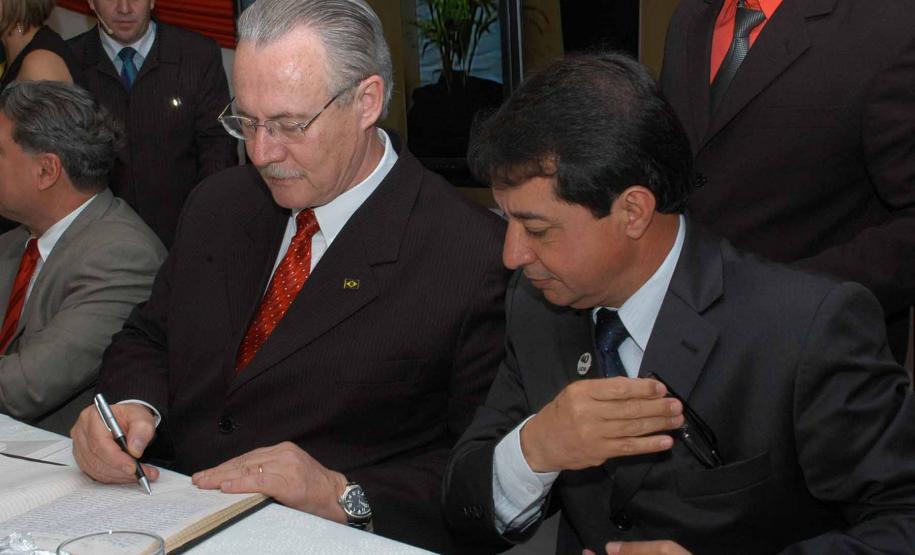 Maringá,13-10-2010- O governador Orlando Pessuti, na posse do novo reitor da UEM, Júlio Santiago Prates Filho e da vice-reitora, Neusa Altoé.