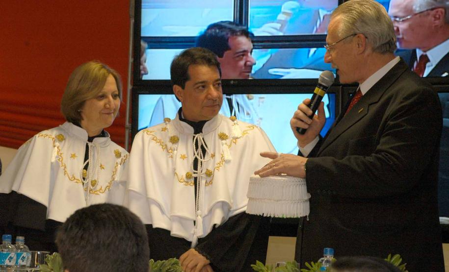 Maringá,13-10-2010- O governador Orlando Pessuti, na posse do novo reitor da UEM, Júlio Santiago Prates Filho e da vice-reitora, Neusa Altoé.