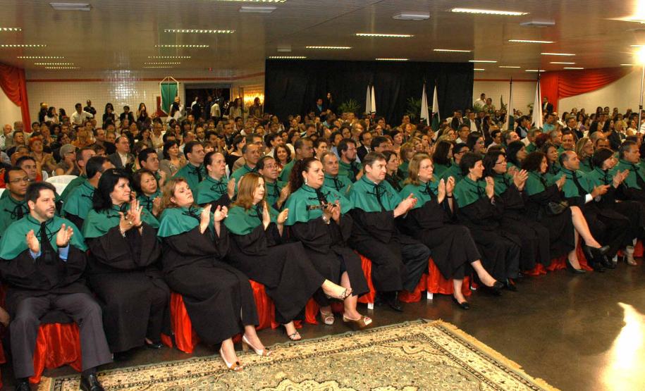 Maringá,13-10-2010- O governador Orlando Pessuti, na posse do novo reitor da UEM, Júlio Santiago Prates Filho e da vice-reitora, Neusa Altoé.