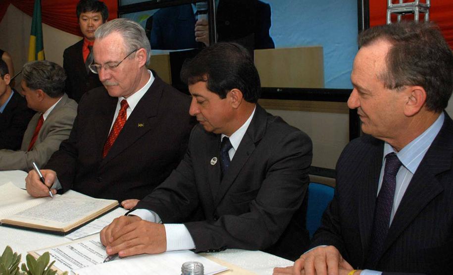 Maringá,13-10-2010- O governador Orlando Pessuti, na posse do novo reitor da UEM, Júlio Santiago Prates Filho e da vice-reitora, Neusa Altoé.