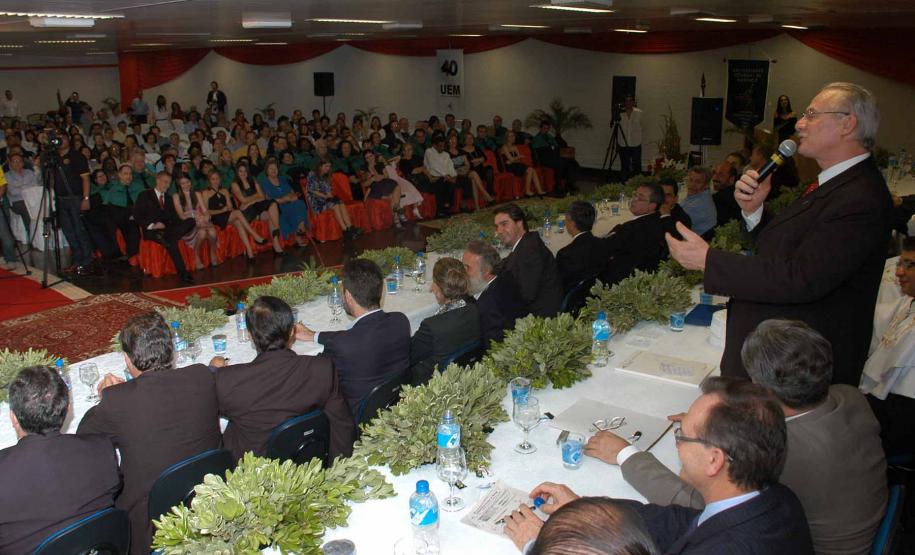 Maringá,13-10-2010- O governador Orlando Pessuti, na posse do novo reitor da UEM, Júlio Santiago Prates Filho e da vice-reitora, Neusa Altoé.