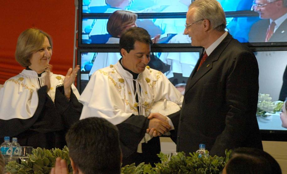 Maringá,13-10-2010- O governador Orlando Pessuti, na posse do novo reitor da UEM, Júlio Santiago Prates Filho e da vice-reitora, Neusa Altoé.