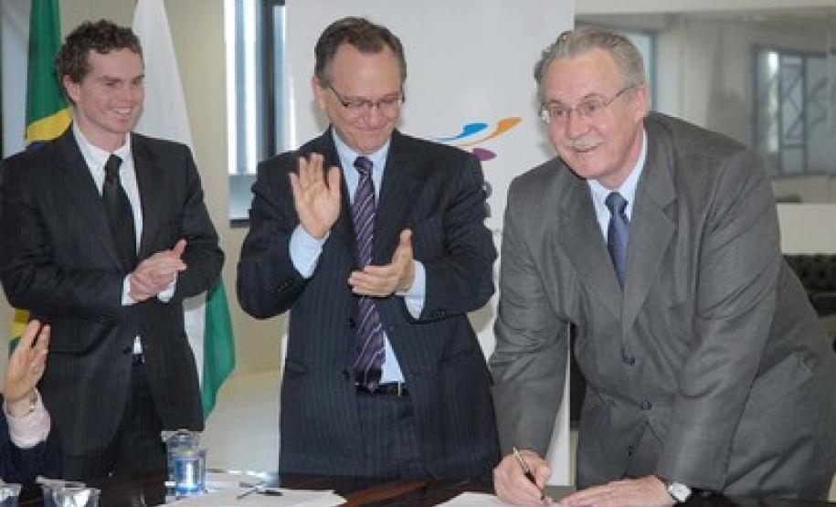 O governador Orlando Pessuti, o secretário da Ciência, Tecnologia e Ensino Superior Nildo José Lübke, e o presidente da Fundação Araucária de Apoio ao Desenvolvimento Científico e Tecnológico do Paraná, Zeferino Perin, assinam nesta quarta-feira (20), às 14h30, a mensagem de implantação da Universidade Estadual do Paraná.Foto E Bressan-AEN