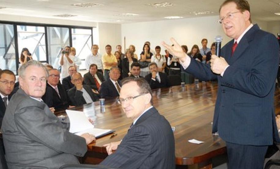 O governador Orlando Pessuti, o secretário da Ciência, Tecnologia e Ensino Superior Nildo José Lübke, e o presidente da Fundação Araucária de Apoio ao Desenvolvimento Científico e Tecnológico do Paraná, Zeferino Perin, assinam nesta quarta-feira (20), às 14h30, a mensagem de implantação da Universidade Estadual do Paraná.Foto E Bressan-AEN