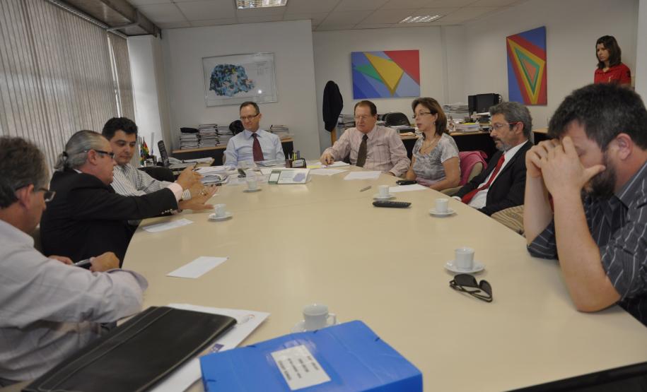 Secretário discute com diretores “Universidade Estadual do Paraná”