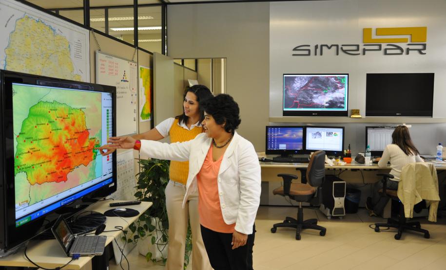 Simepar recebe visita de meteorologistas da América Central