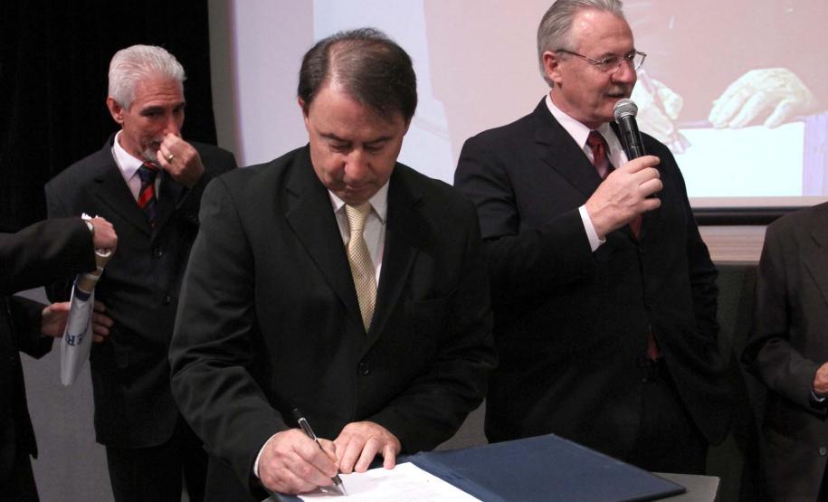 Pessuti nomeia reitor e vice-reitor da UENP