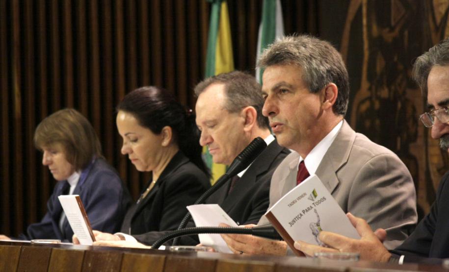 Secretário esclarece dúvidas sobre a Defensoria Pública na Assembleia Legislativa