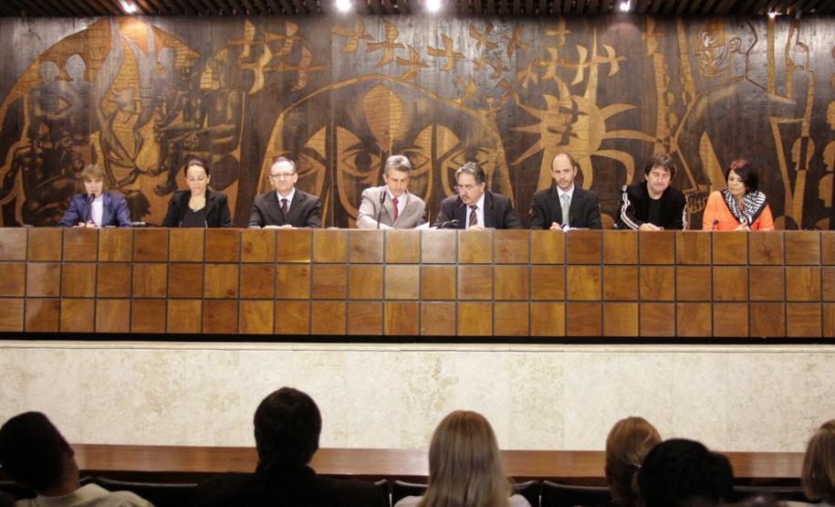 Secretário esclarece dúvidas sobre a Defensoria Pública na Assembleia Legislativa