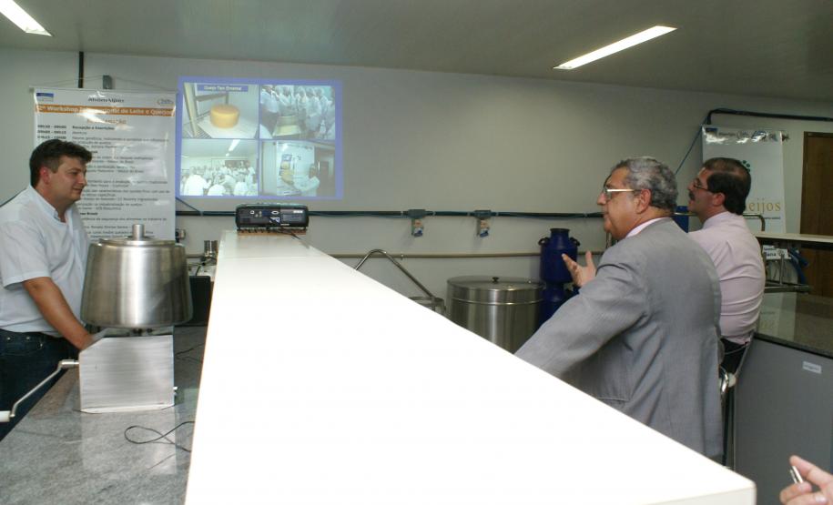 Ministro visita Tecnológica de Leites e Queijos dos Campos Gerais