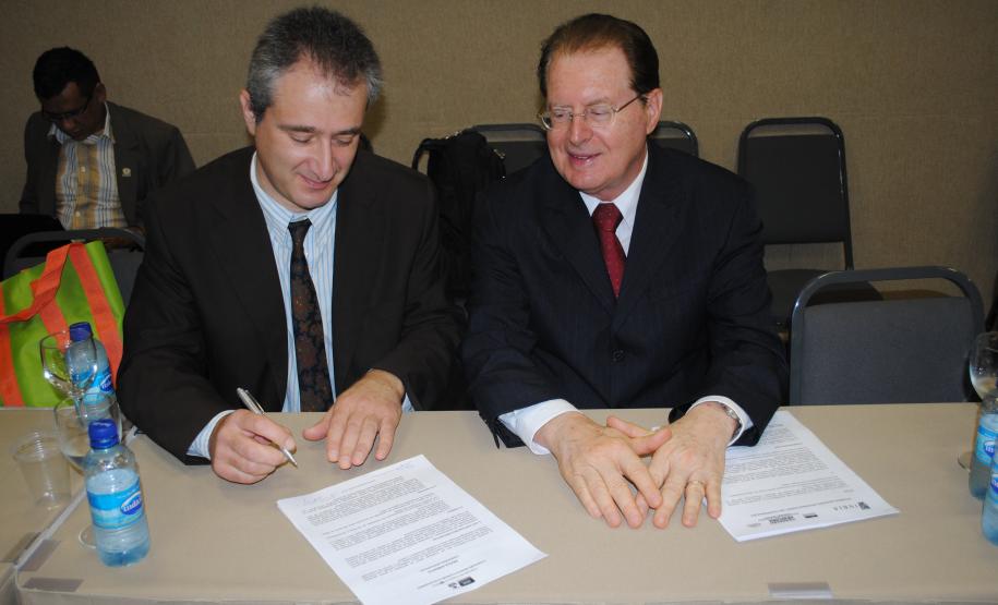 Fundação Araucária assina edital para a área de informática e automação