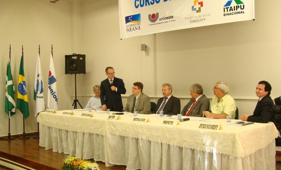 Secretário assina termo criando curso de Medicina em Foz