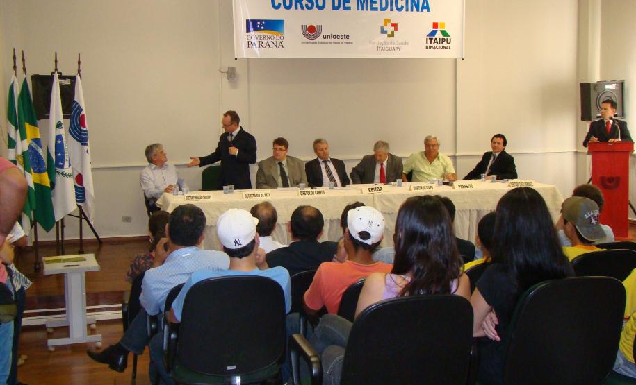 Secretário assina termo criando curso de Medicina em Foz
