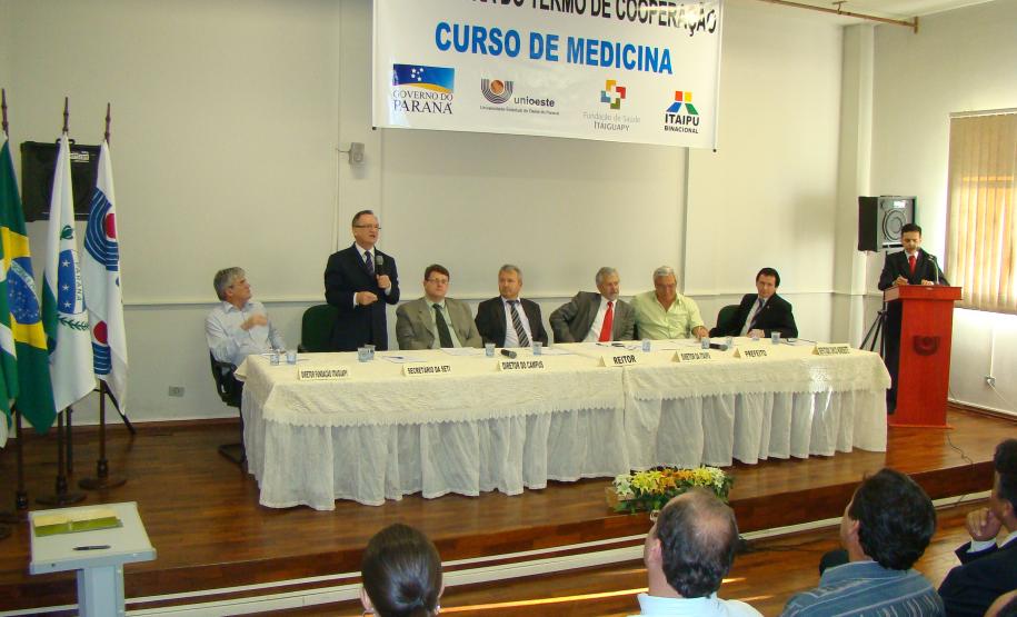 Secretário assina termo criando curso de Medicina em Foz