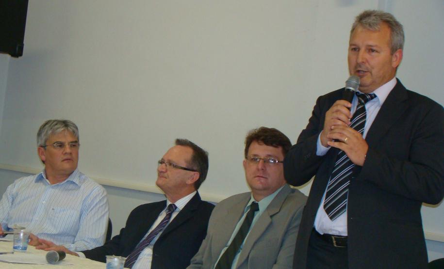 Secretário assina termo criando curso de Medicina em Foz