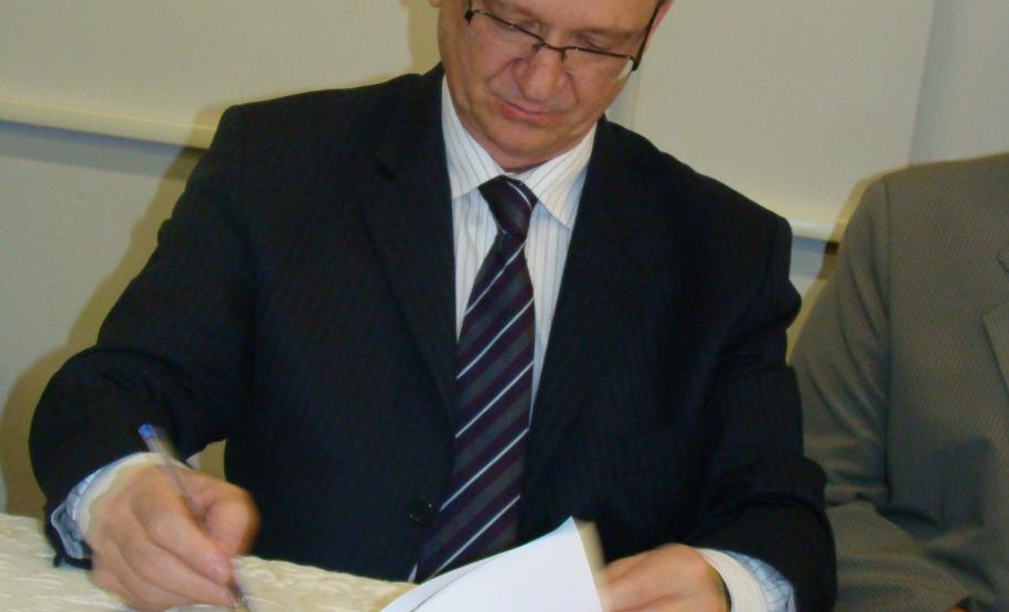 Secretário assina termo criando curso de Medicina em Foz