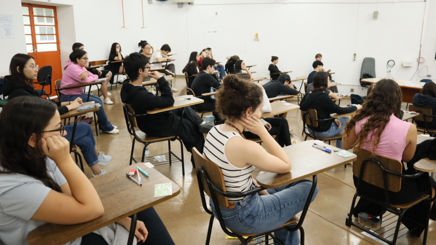 Vestibular UEL reúne quase 15 mil alunos e teve abstenção de apenas 14%