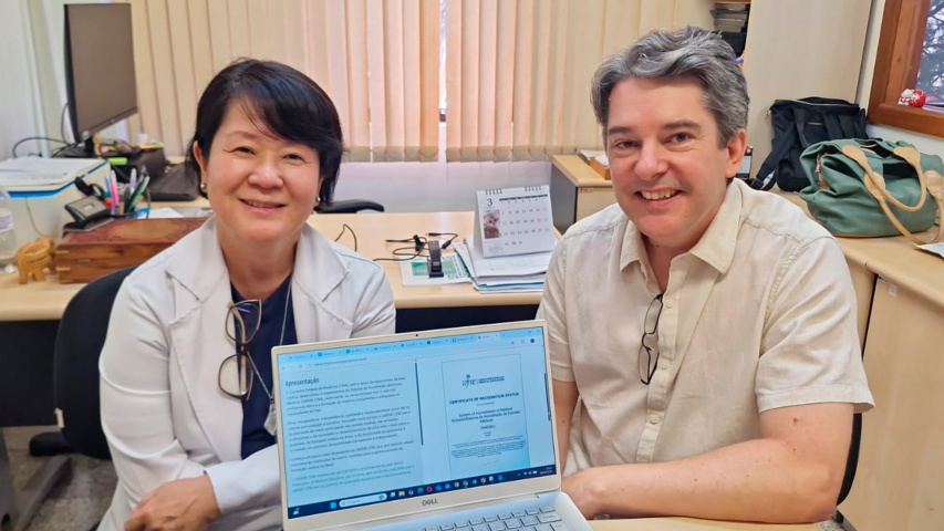 Medicina da UEL é primeira universidade pública do Paraná a ter selo de Acreditação do CFM. Na foto, Zuleica Naomi Tano e Leandro Diehl
