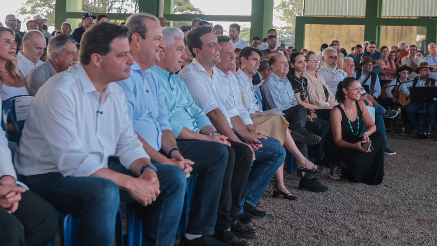 Campo Mourão: Estado entrega kits educacionais para escolas e cidade ganhará novo colégio